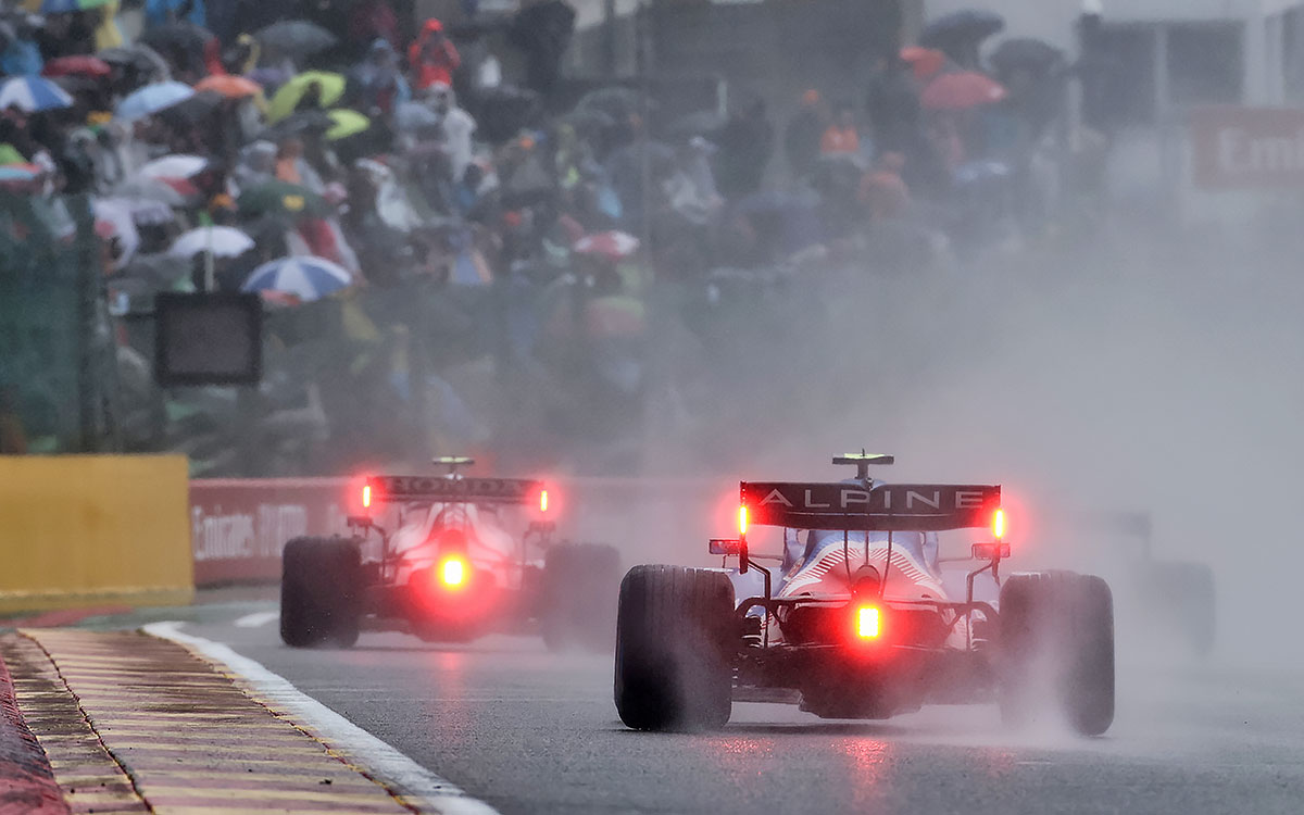 大雨のスパ・フランコルシャンを走行するアルピーヌA521の後ろ姿、2021年8月29日F1ベルギーGP決勝レースにて