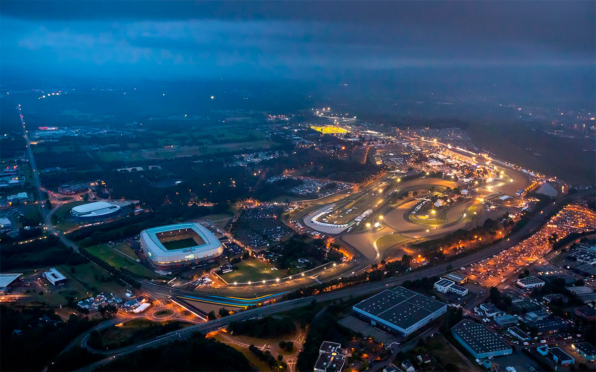 人工照明に照らされるサルト・サーキット、2021年8月22日FIA世界耐久選手権（WEC）第4戦ル・マン24時間レースにて
