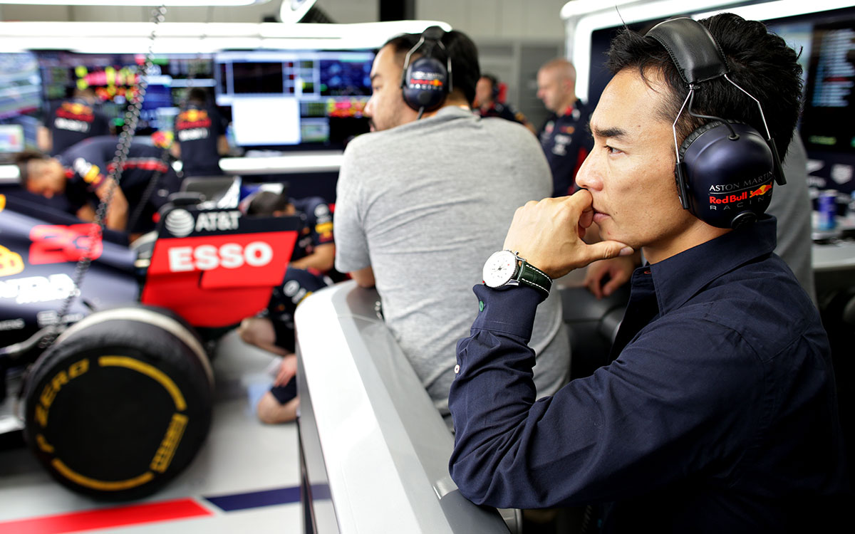 セッションの様子を見守る佐藤琢磨、2019年10月11日に開催されたF1日本GPの舞台、鈴鹿サーキット内のレッドブル・ホンダのガレージにて