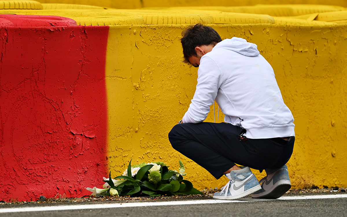 F2ドライバーの故アントワーヌ・ユベールの事故現場に花を手向けるアルファタウリ・ホンダのピエール・ガスリー、2021年8月26日F1ベルギーGPにて