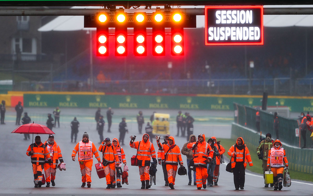 赤旗中断を示すシグナルとスパ・フランコルシャンのマーシャル達、2021年8月29日F1ベルギーGP決勝レースにて