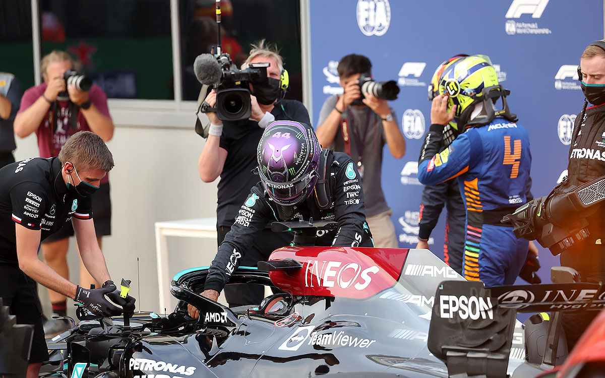 2021年9月10日のF1イタリアGP予選を終えてメルセデスW12から降りるルイス・ハミルトン