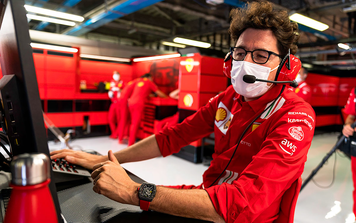 ガレージ内で指揮を執るスクーデリア・フェラーリのマッティア・ビノット代表、2021年9月11日F1イタリアGPにて