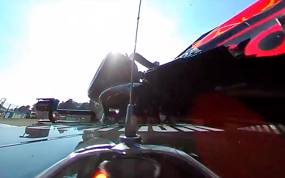ルイス・ハミルトン（メルセデス）のヘルメットを直撃するマックス・フェルスタッペン（レッドブル・ホンダ）の右リアタイヤ、2021年9月12日F1イタリアGP決勝レースにて