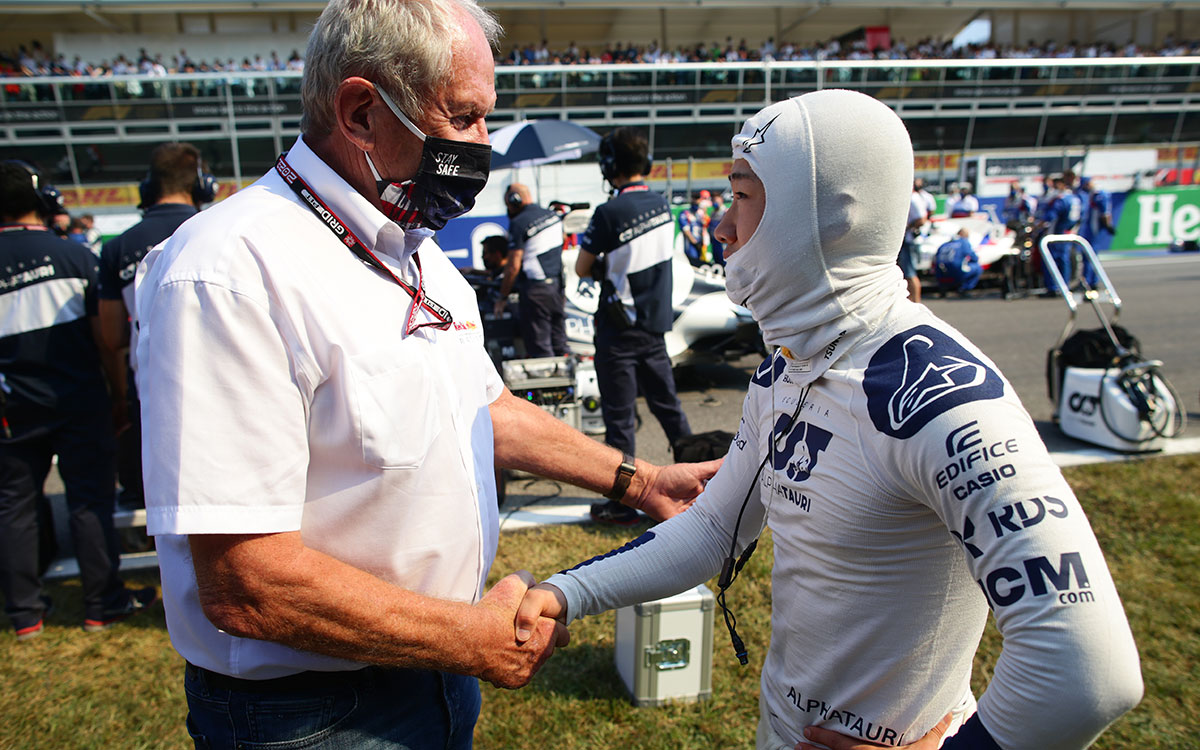 レッドブル・レーシングのモータースポーツ・アドバイザーを務めるヘルムート・マルコと握手するアルファタウリ・ホンダのつ角田裕毅、2021年9月12日F1イタリアGP決勝レースにて