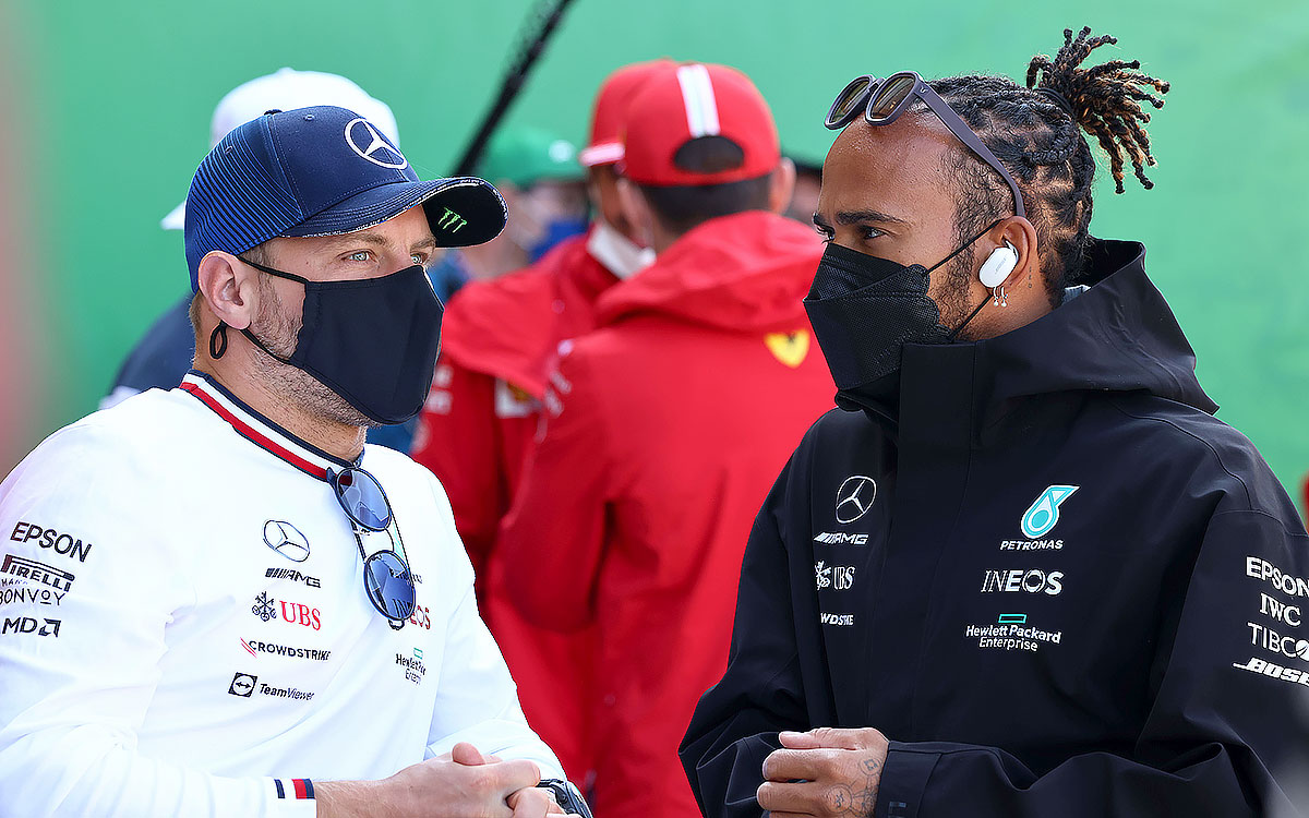 バルテリ・ボッタスと話をするメルセデスのルイス・ハミルトン、2021年9月5日F1オランダGP決勝レースにて