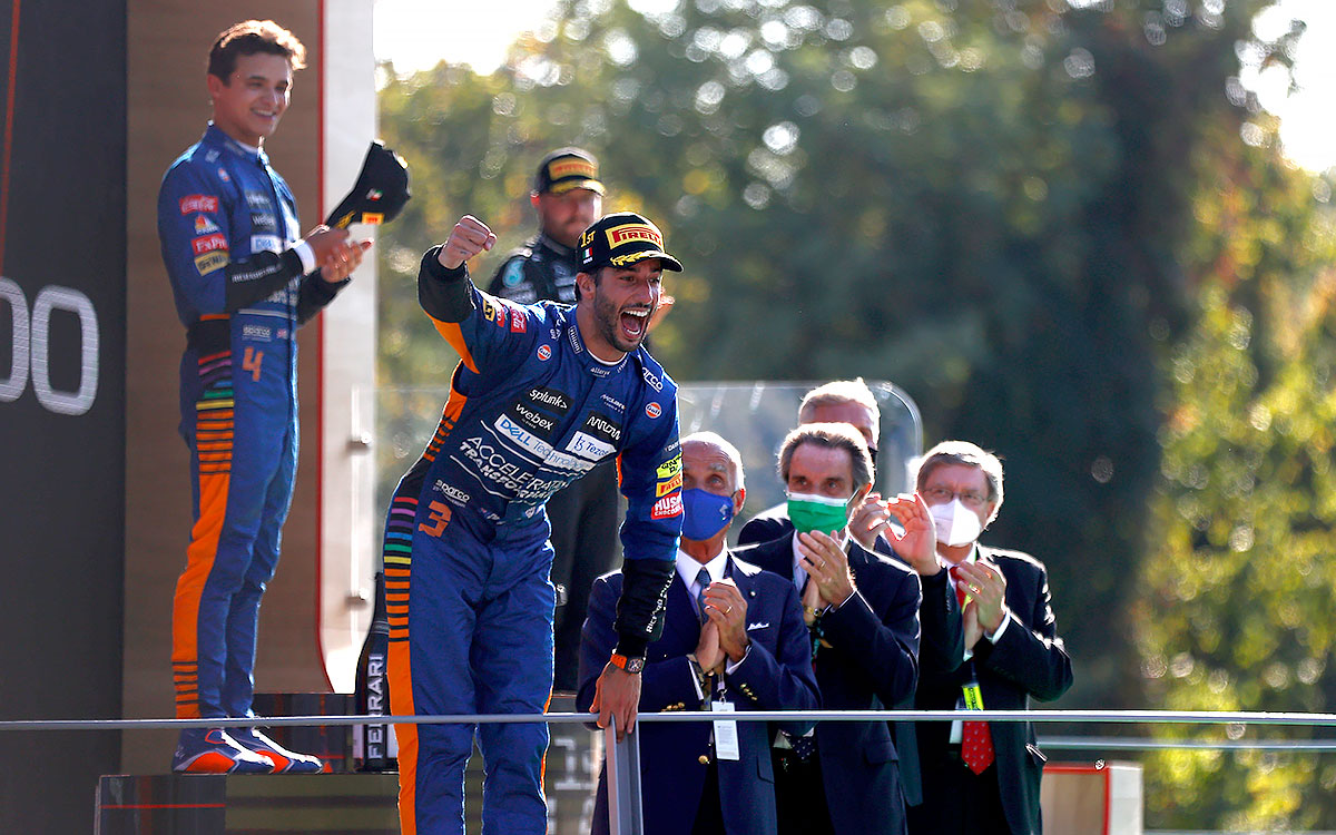 表彰台の上で雄叫びを上げる優勝者のダニエル・リカルド（マクラーレン）、2021年9月12日F1イタリアGP決勝レースにて