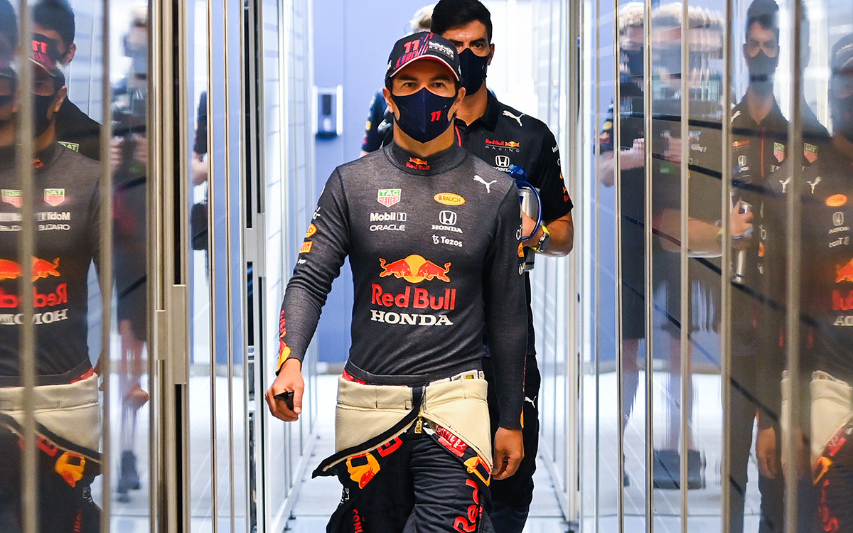 ガレージ内を歩くレッドブル・ホンダのセルジオ・ペレス、2021年9月3日F1オランダGP初日フリー走行にて