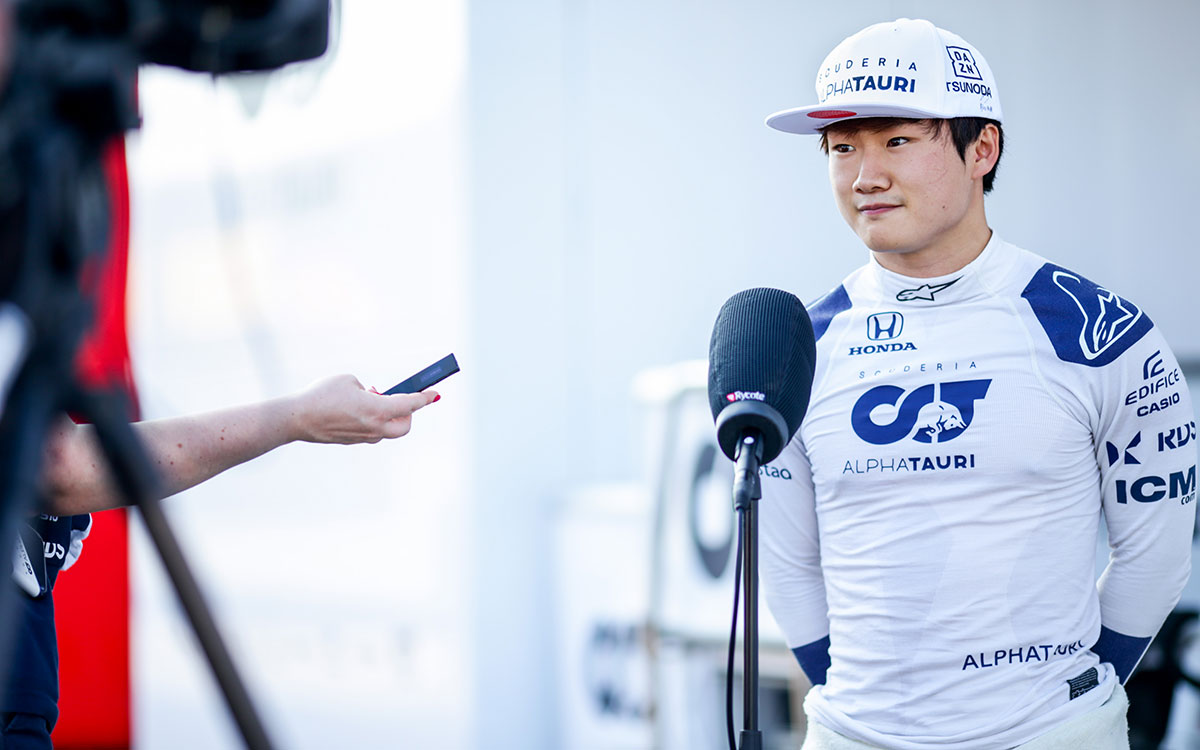 2021年9月3日のF1オランダGP初日フリー走行を終えてメディアインタビューに応えるアルファタウリ・ホンダの角田裕毅