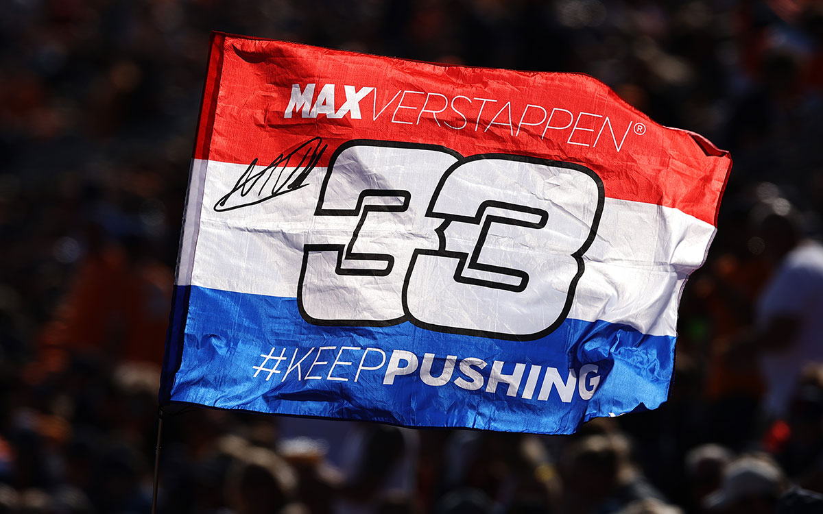 マックス・フェルスタッペン（レッドブル・ホンダ）の応援旗、2021年9月4日F1オランダGP予選にて