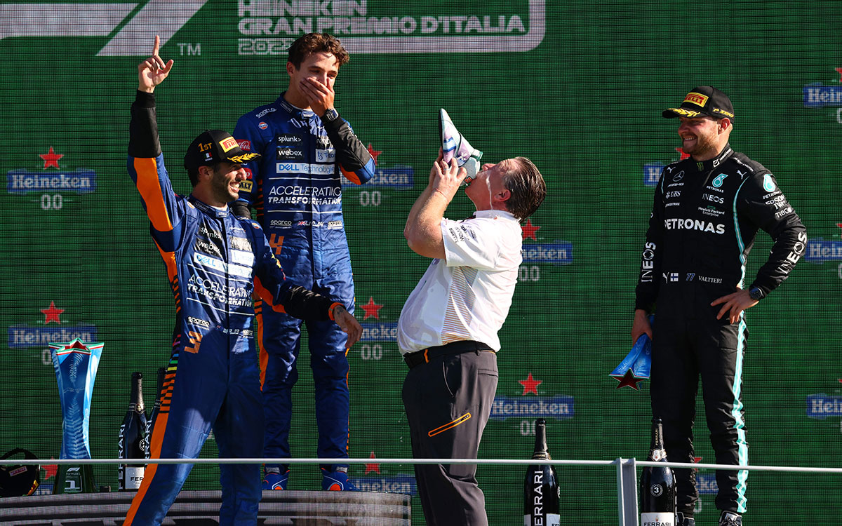 2021年9月12日のF1イタリアGPの表彰台の上でシューイの餌食になったマクラーレンのザク・ブラウンCEOと、その様子を見守るダニエル・リカルド、ランド・ノリス、バルテリ・ボッタス（メルセデス）