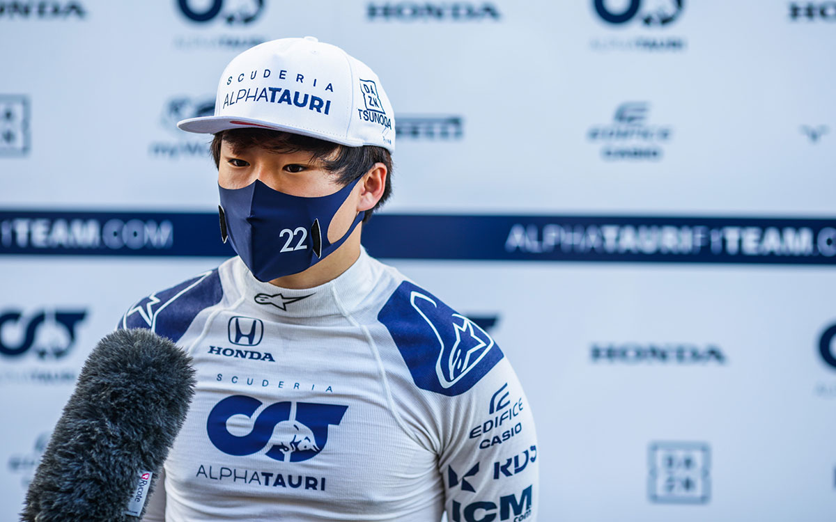 2021年9月24日のF1ロシアGP初日フリー走行を終えてインタビューに答えるアルファタウリ・ホンダの角田裕毅