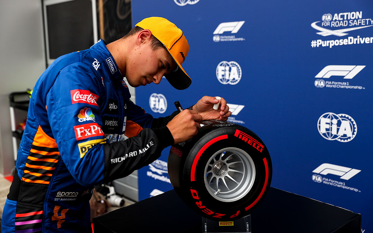 ピレリ・ポールポジション・アワードに自身のサインを書くマクラーレンのランド・ノリス、2021年9月25日F1ロシアGP予選にて