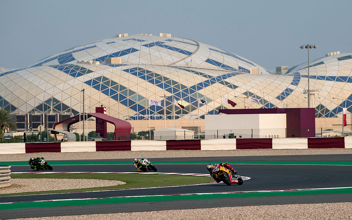 カタールのロサイル・インターナショナル・サーキットを走るレッドブル・ホンダ・ワールド・スーパーバイク・チームCBR1000RRファイアーブレードSP2を駆るジェイク・ガーン