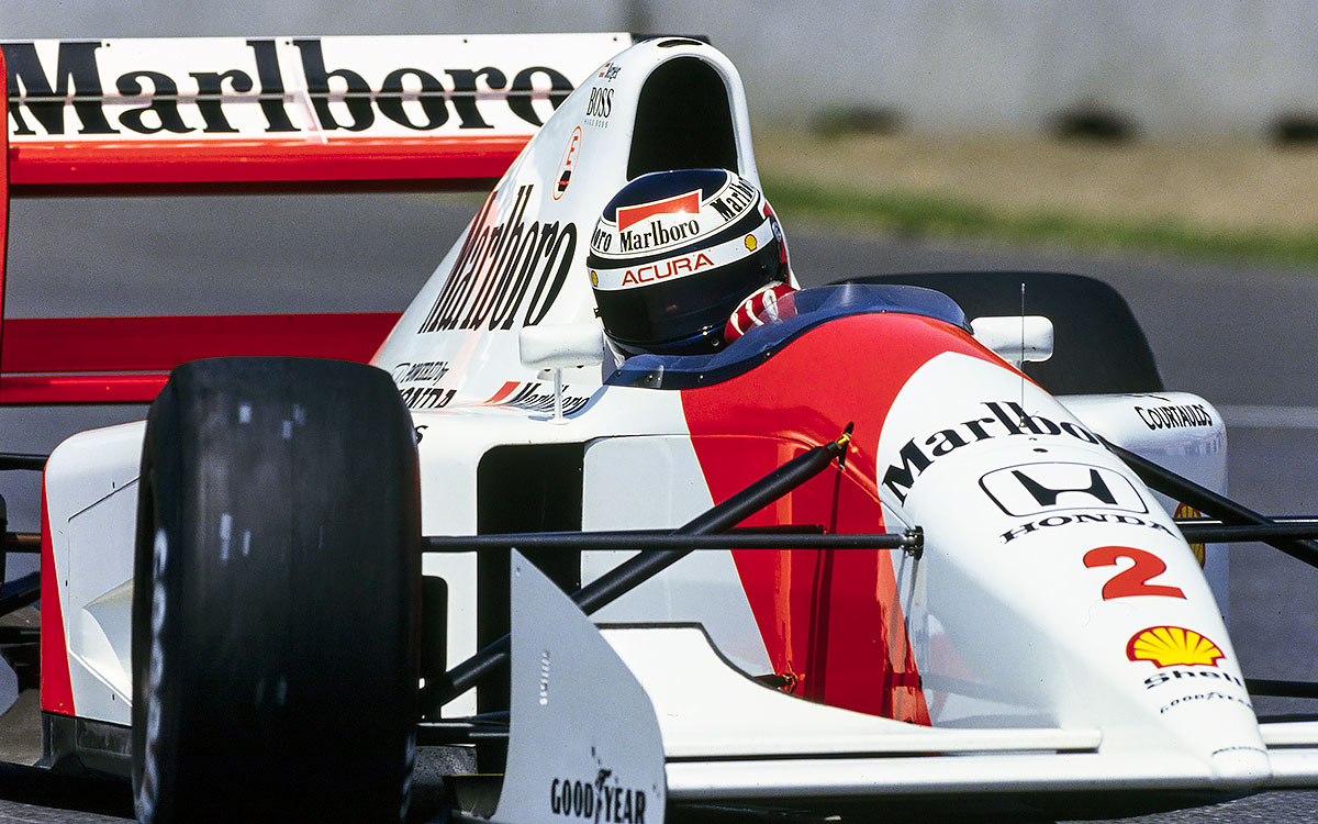 1992年F1カナダGPでアキュラ仕様のヘルメットを被りマクラーレン・ホンダを駆るゲルハルト・ベルガー