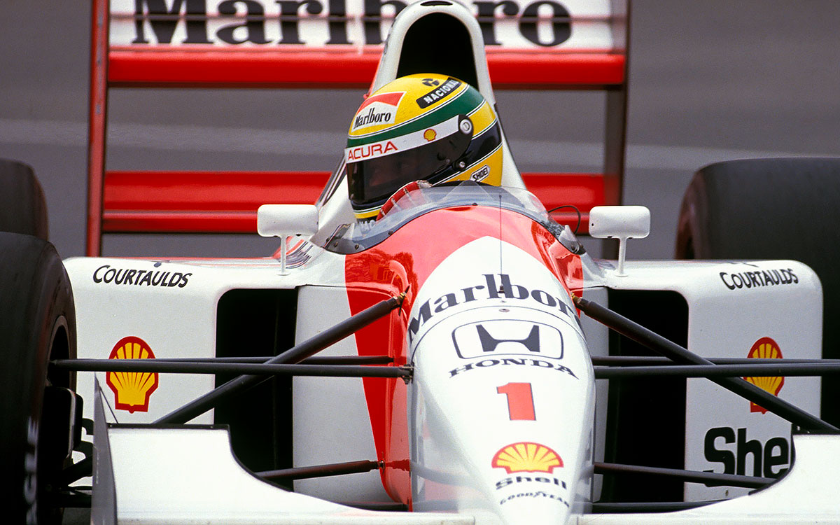 1992年F1カナダGPでアキュラ仕様のヘルメットを被りマクラーレン・ホンダを駆るアイルトン・セナ