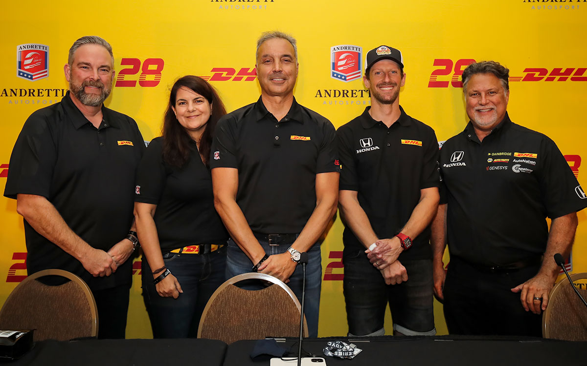マイケル・アンドレッティとロマン・グロージャン、2022年インディカー・シリーズのドライバーラインナップ発表会にて、2021年9月24日