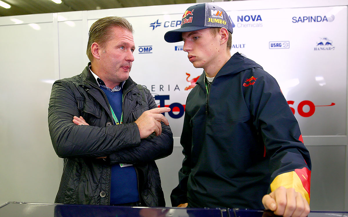 スクーデリア・トロロッソのガレージ内で父ヨス・フェルスタッペンと話をするのマックス・フェルスタッペン、2014年8月22日F1ベルギーGPにて