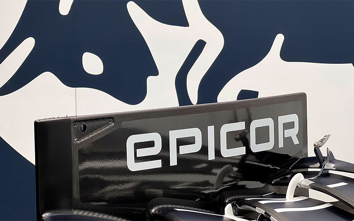米エピコ（Epicor）のロゴが掲載されたアルファタウリ・ホンダの2021年型F1マシン「AT02」のフロントウイング翼端板