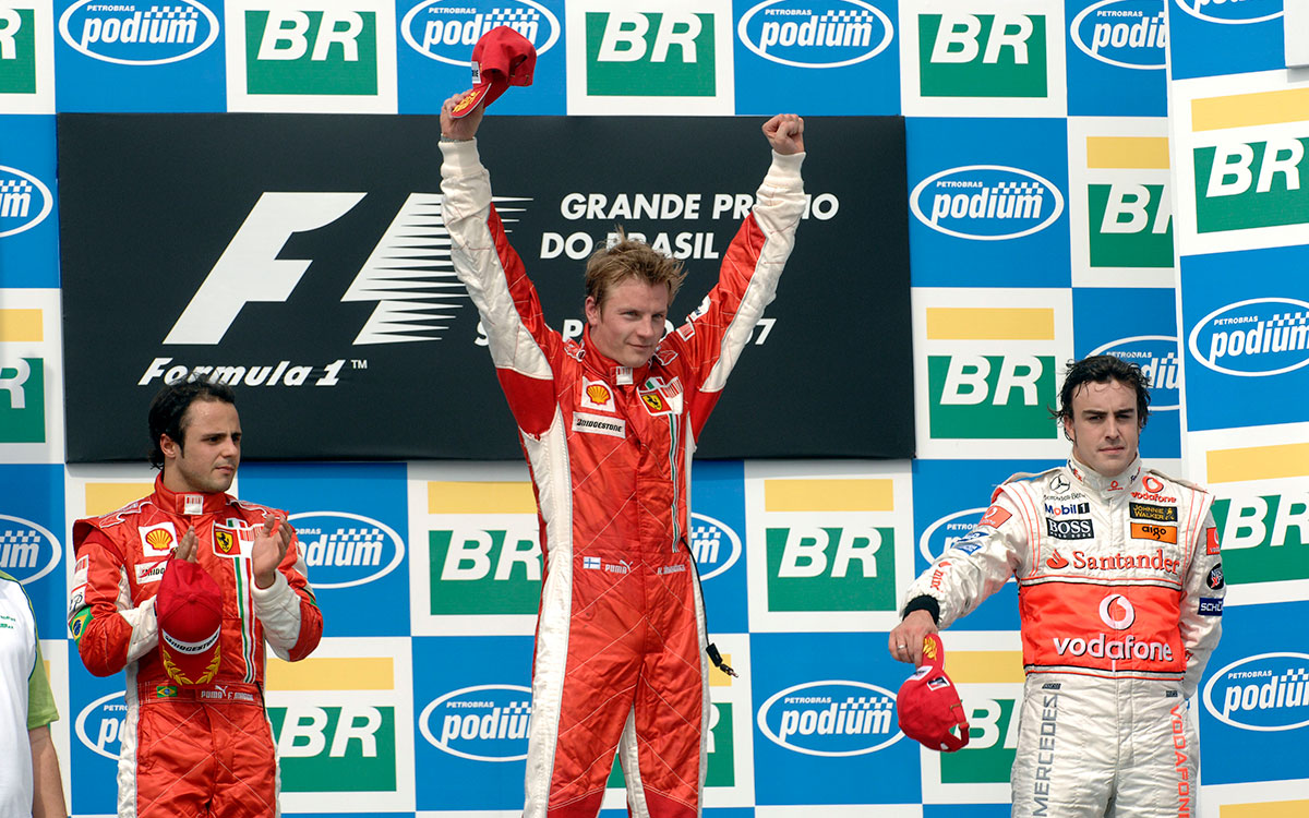優勝したキミ・ライコネンと2位フェリペ・マッサ、3位フェルナンド・アロンソ、2007年10月21日F1ブラジルGPにて