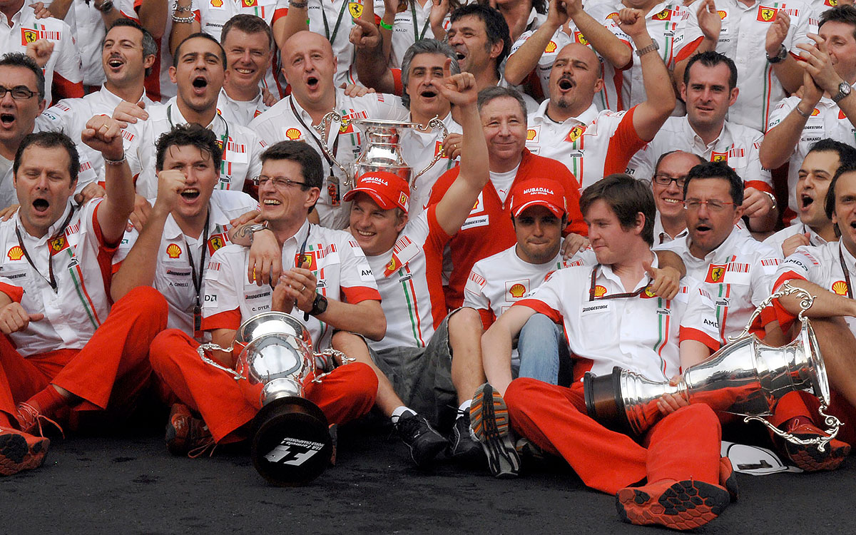 F1ドライバーズチャンピオンシップ獲得を喜ぶスクーデリア・フェラーリとキミ・ライコネン、フェリペ・マッサ、2007年10月21日F1ブラジルGPにて