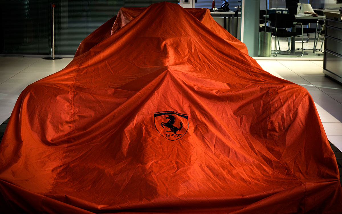 真紅のベールに包まれたスクーデリア・フェラーリのF1マシン
