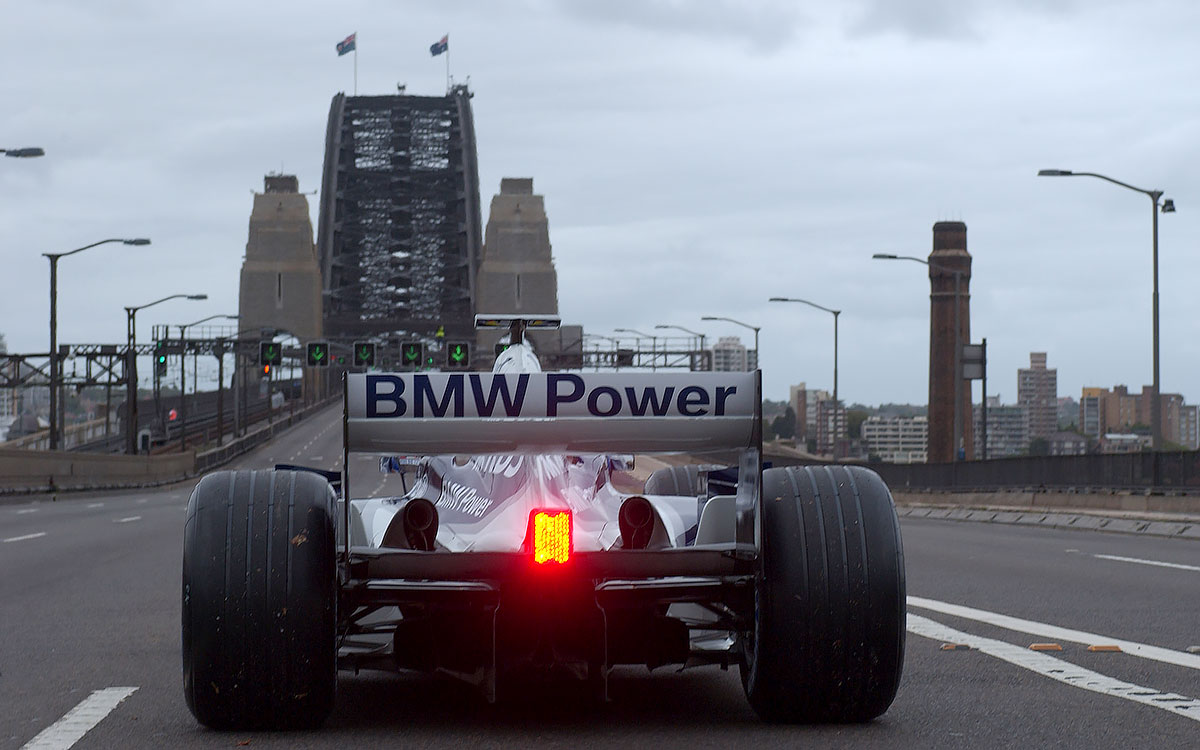 オーストラリアのシドニー・ハバー・ブリッジでウィリアムズBMW-FW27をドライブするF1ドライバーのマーク・ウェバー、2005年2月27日 (1)
