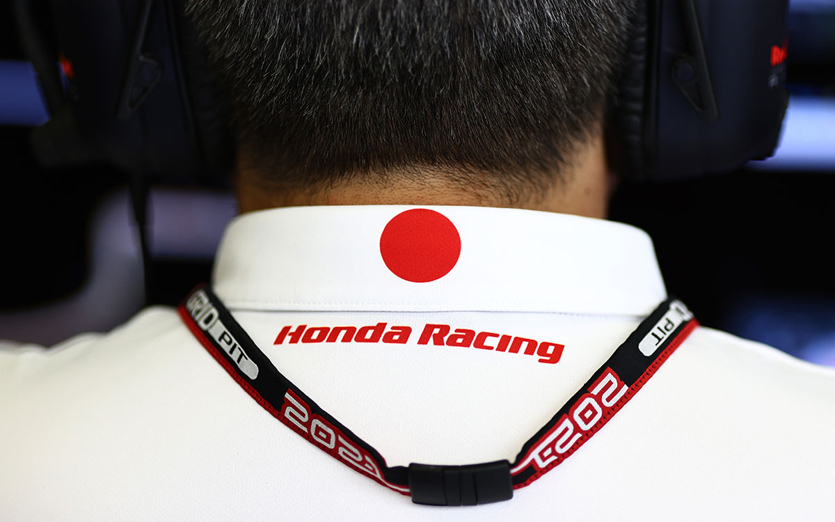 特別仕様のホワイト版チームウェアを着用したホンダF1の山本雅史マネージング・ディレクターの後ろ姿、2021年10月8日F1トルコGPにて