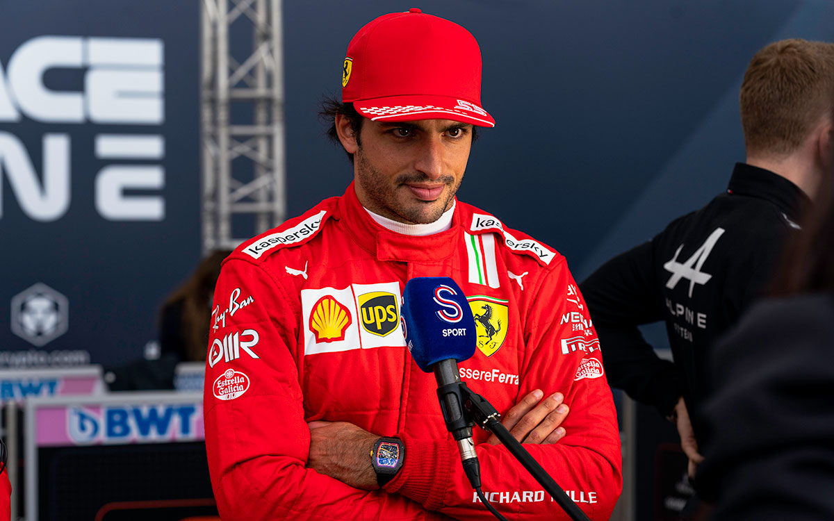 インタビューに応じるフェラーリのカルロス・サインツ、2021年10月9日F1トルコGP予選にて