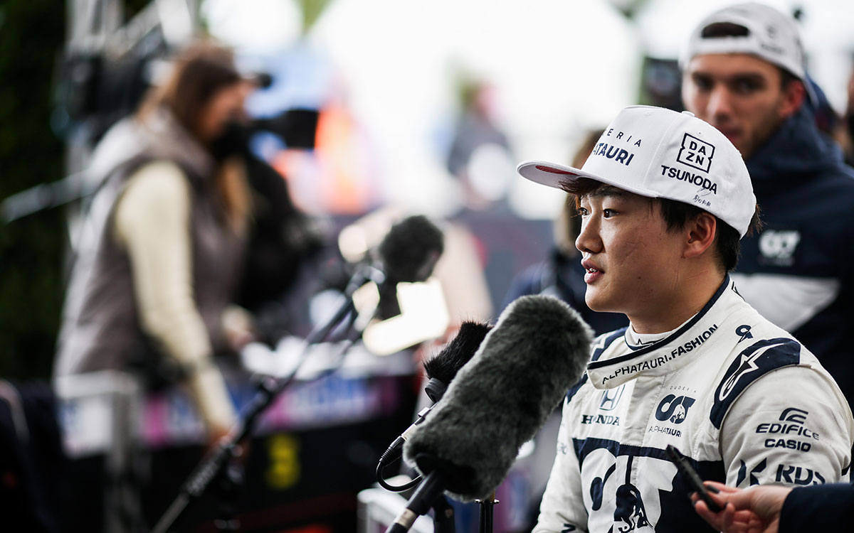 メディアセッションに応じるアルファタウリ・ホンダの角田裕毅、2021年10月9日F1トルコGP予選にて