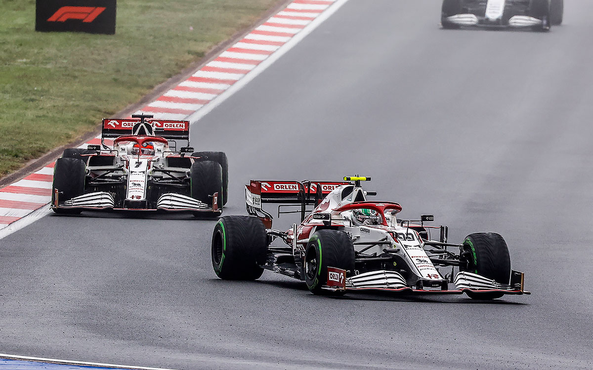 チームメイトのアントニオ・ジョビナッツィの背後につくアルファロメオのキミ・ライコネン、2021年10月10日F1トルコGP決勝レースにて