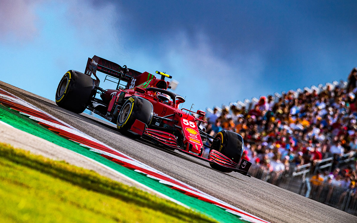 フェラーリSF21でサーキット・オブ・ジ・アメリカズ（COTA）を駆け抜けるスクーデリア・フェラーリのカルロス・サインツ、2021年10月23日F1アメリカGPにて