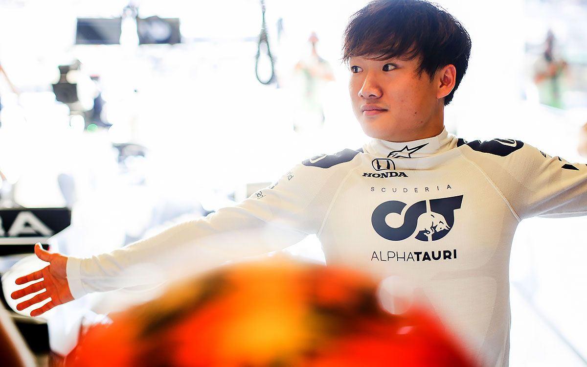 ガレージ内でリラックスするアルファタウリ・ホンダの角田裕毅、2021年10月23日F1アメリカGPフリー走行にて