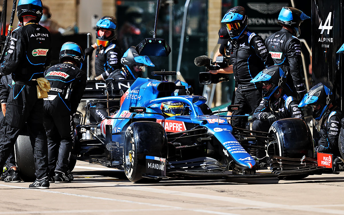 ガレージにクルマを停めたアルピーヌのフェルナンド・アロンソ、2021年F1アメリカGP決勝レースにて