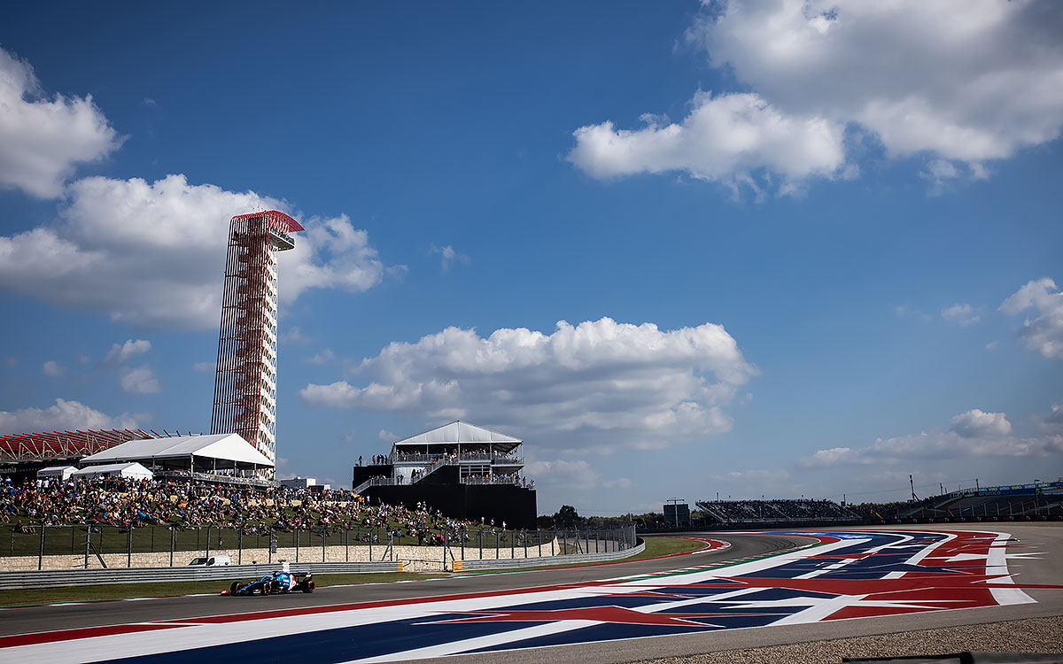 サーキット・オブ・ジ・アメリカズ（COTA）の名物展望台を背景に周回を重ねるアルピーヌのフェルナンド・アロンソ、2021年10月22日F1アメリカGPにて