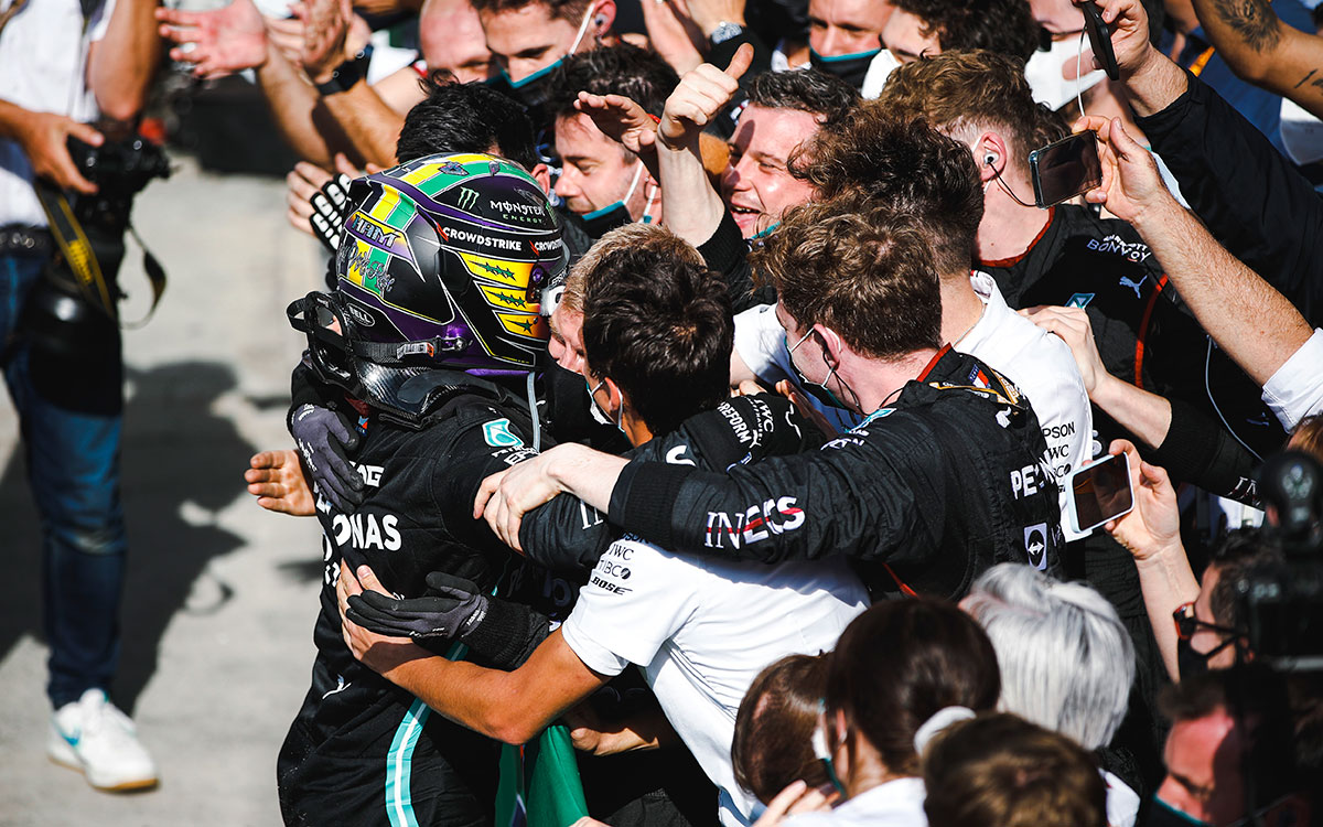 チームと一緒に大逆転優勝を喜ぶメルセデスのルイス・ハミルトン、2021年11月14日F1サンパウロGP決勝レースにて