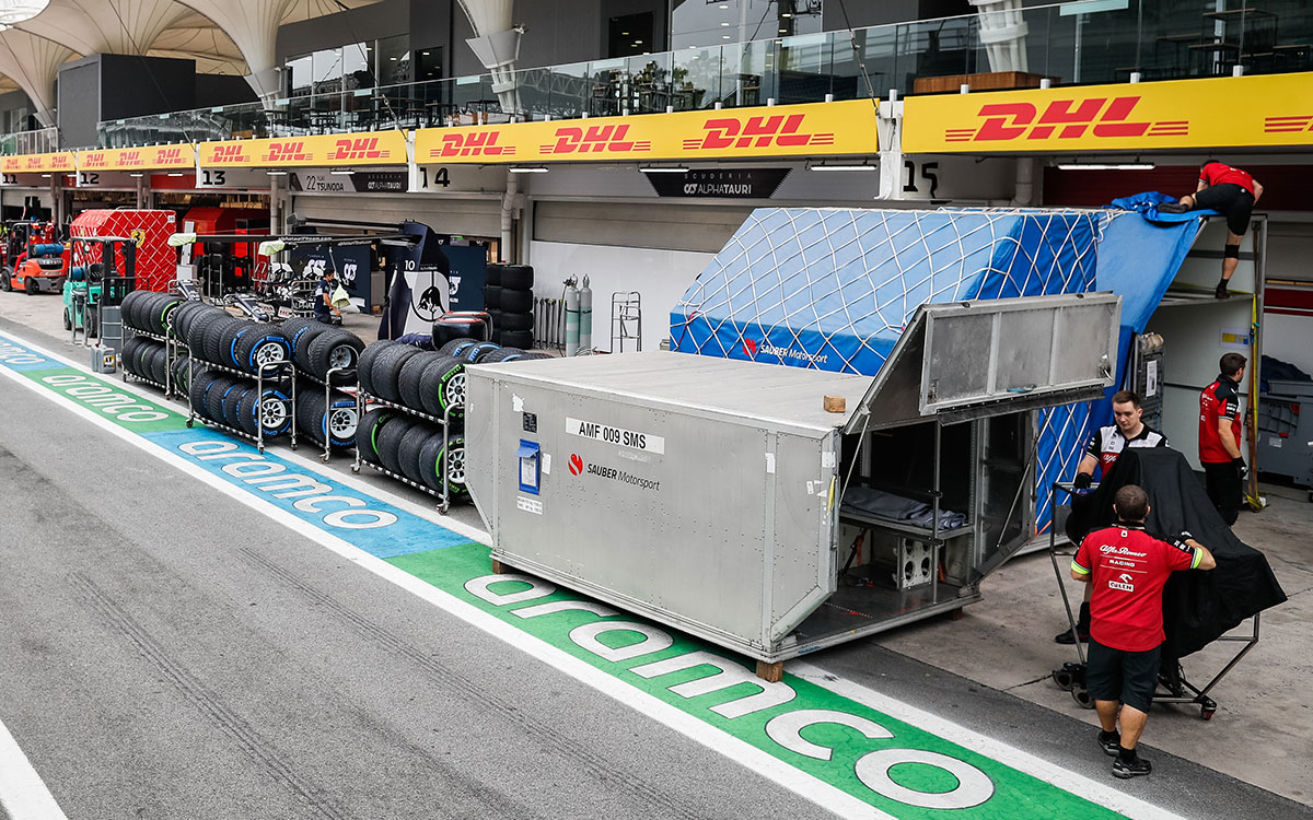 インテルラゴス・サーキットのガレージに運び込まれるF1チームの機材、2021年11月11日F1サンパウロGP（ブラジルGP）にて