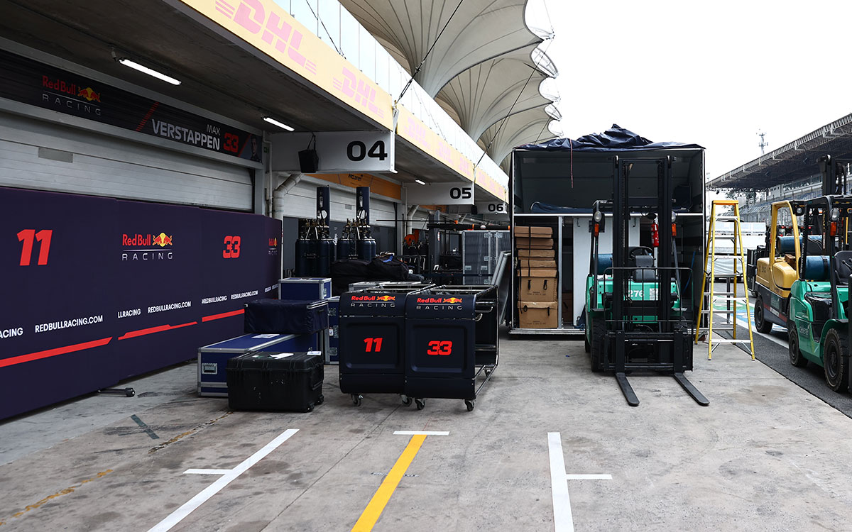 インテルラゴス・サーキットのガレージに運び込まれるレッドブル・ホンダのチーム機材、2021年11月11日F1サンパウロGP（ブラジルGP）にて