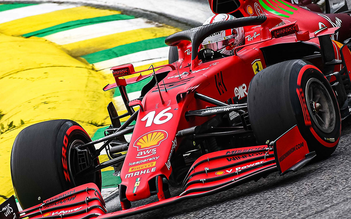 F1サンパウロGPでインテルラゴス・サーキットを周回するフェラーリのシャルル・ルクレール、2021年11月12日