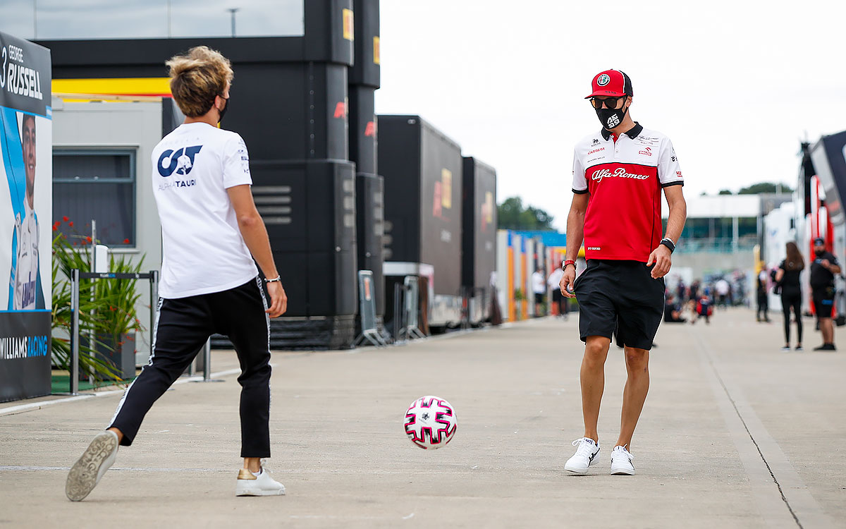 アルファロメオのアントニオ・ジョビナッツィとサッカーをするアルファタウリ・ホンダのピエール・ガスリー、2020年8月6日F1-70周年記念GPにて