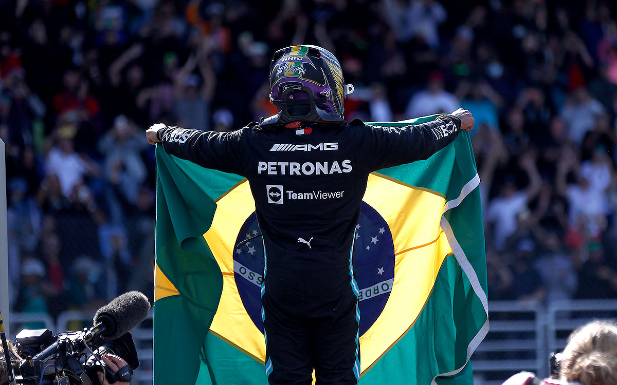 ウイニングランを終えて観客に向けてブラジル国旗を掲げるルイス・ハミルトン（メルセデス）、2021年11月14日F1サンパウロGP決勝レースにて