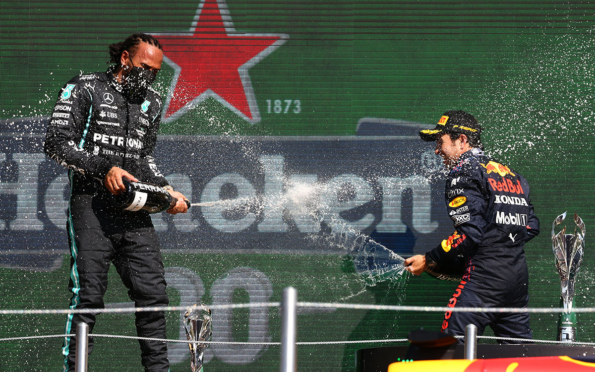 シャンパンシャワーを楽しむメルセデスのルイス・ハミルトンとレッドブル・ホンダのセルジオ・ペレス、2021年11月7日F1メキシコGP決勝レースにて