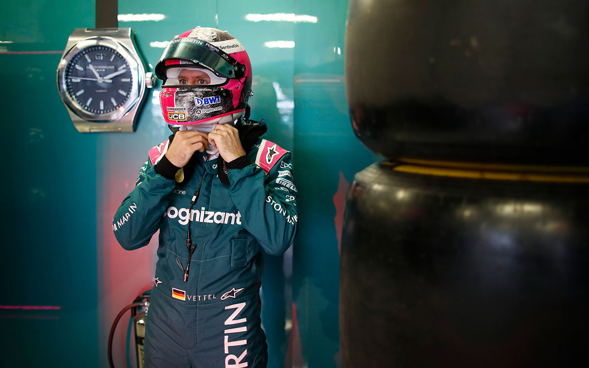 ガレージ内でセッションの準備をすすめるアストンマーチンのセバスチャン・ベッテル、2021年11月6日F1メキシコGP予選にて