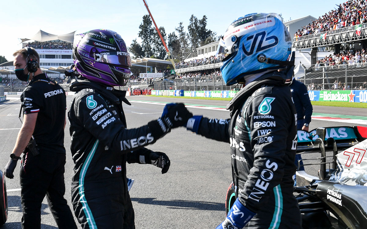 互いの健闘を称えるメルセデスのルイス・ハミルトンとバルテリ・ボッタス、2021年11月6日F1メキシコGP予選にて