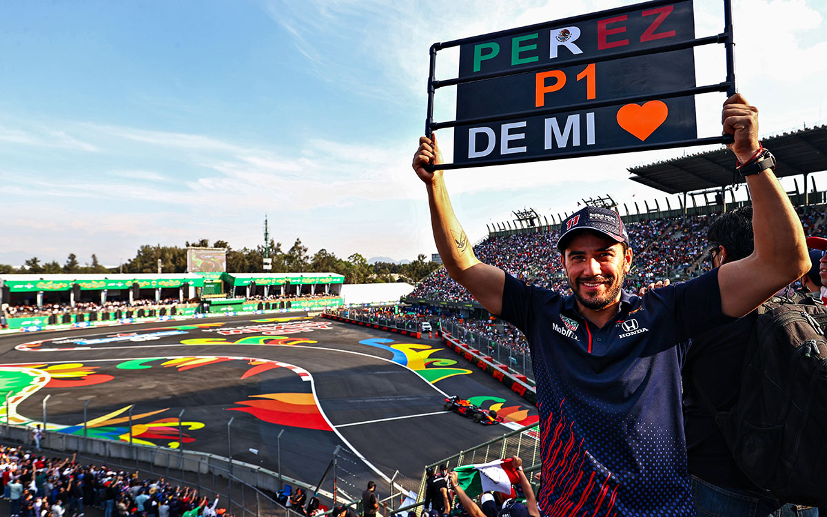 スタジアムスタンドで母国出身のセルジオ・ペレス（レッドブル・ホンダ）を応援するファン、2021年11月5日F1メキシコGPフリー走行にて