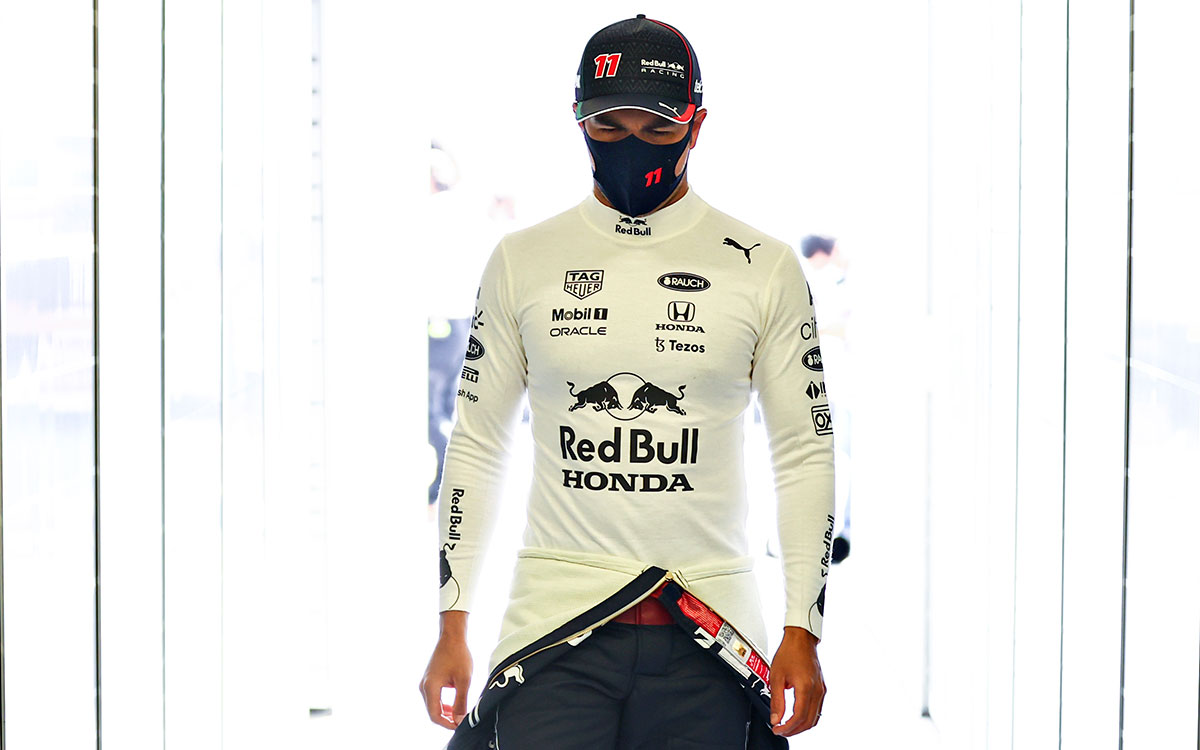 ガレージ内を歩くレッドブル・ホンダのセルジオ・ペレス、2021年11月6日F1メキシコGP予選にて