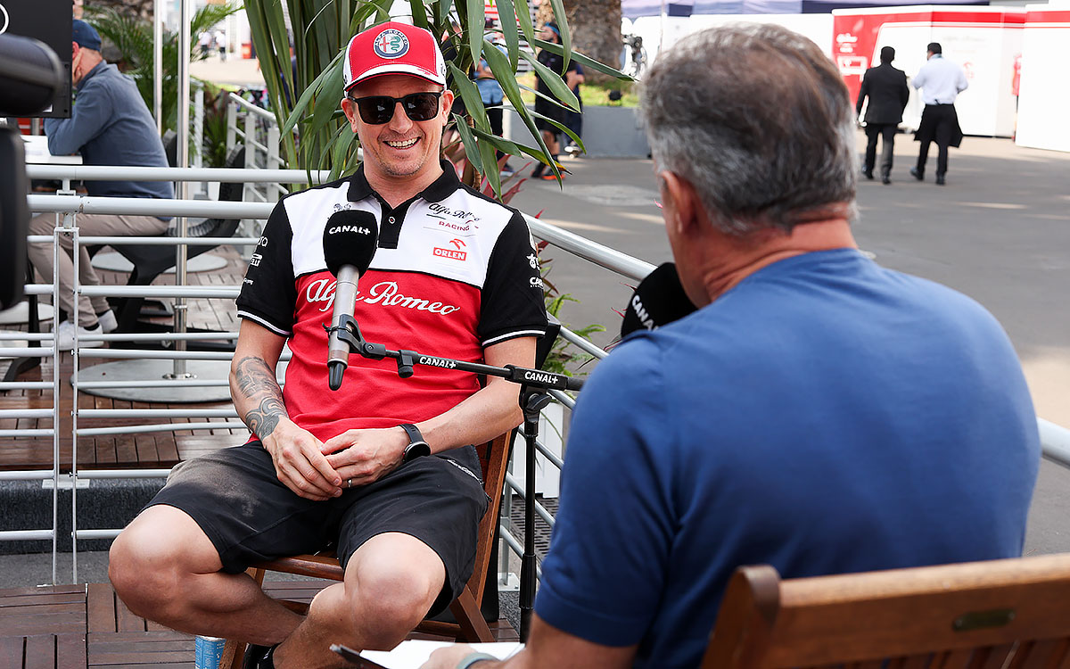 笑顔でインタビューに応じるアルファロメオのキミ・ライコネン、2021年11月4日F1メキシコGPにて