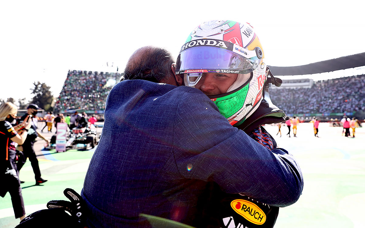 父アントニオ・ペレス・ガリベイと抱き合うレッドブル・ホンダのセルジオ・ペレス、2021年11月7日F1メキシコGP決勝レースにて