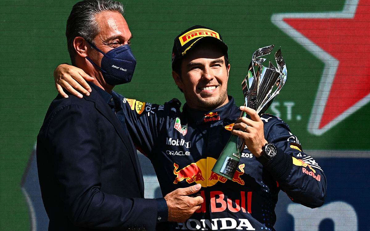 3位トロフィーを手に笑顔を見せるレッドブル・ホンダのセルジオ・ペレス、2021年11月7日F1メキシコGP決勝レースにて