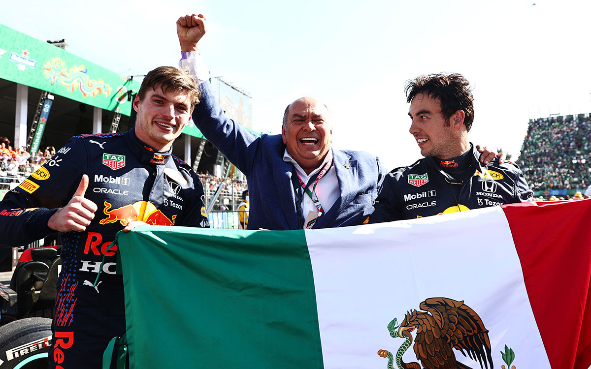 レッドブル・ホンダのセルジオ・ペレス、アントニオ・ペレス・ガリベイ、マックス・フェルスタッペン、2021年11月7日F1メキシコGP決勝レースにて